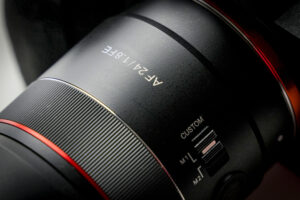 日常を気楽に切りとる手軽な広角単焦点レンズ サムヤン「AF 24mm F1.8 FE」