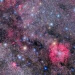 星空に赤い星雲を美しく描写する『OM SYSTEM OM-3 ASTRO』飯島 裕