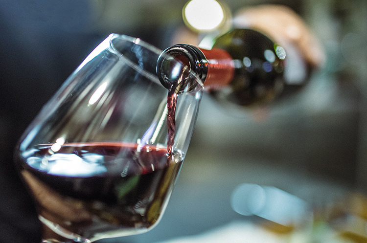 ワインに賞味期限はない?飲めるか見分ける3つのサインと保存のコツ
